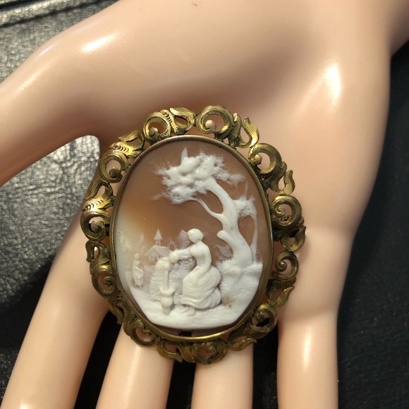 Jewelry - 1940s CAMEO BROOCH